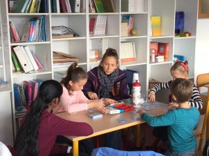 "Fan Club". Sharon Sesia, Apinaya, Ella.