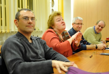 Lolo, Danielle, et Clément en discussion sur le 'point n°6'