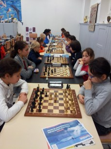 A gauche les jeunes filles de Huningues. 